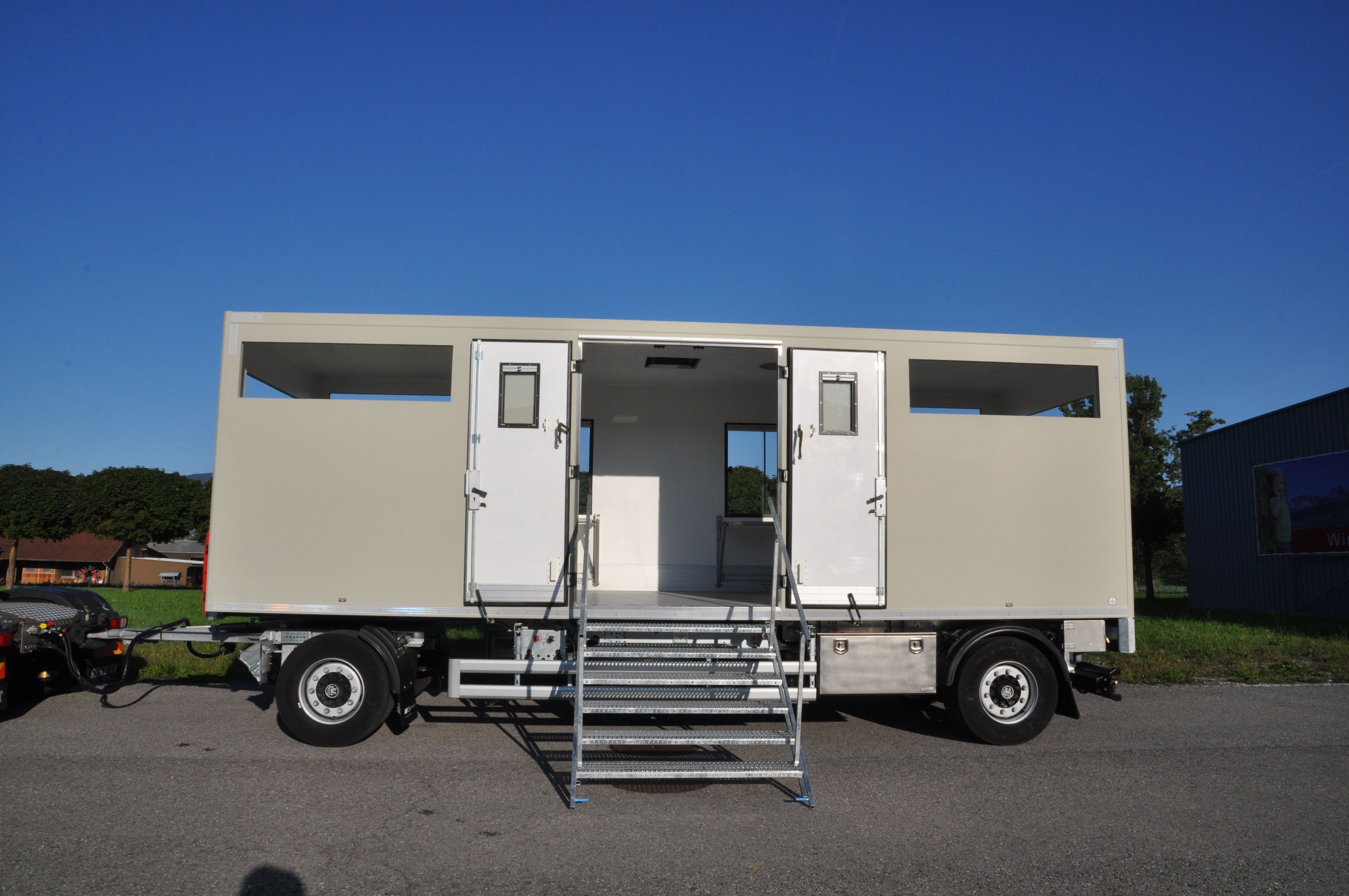 Drehschemelanhänger mit Kastenaufbau