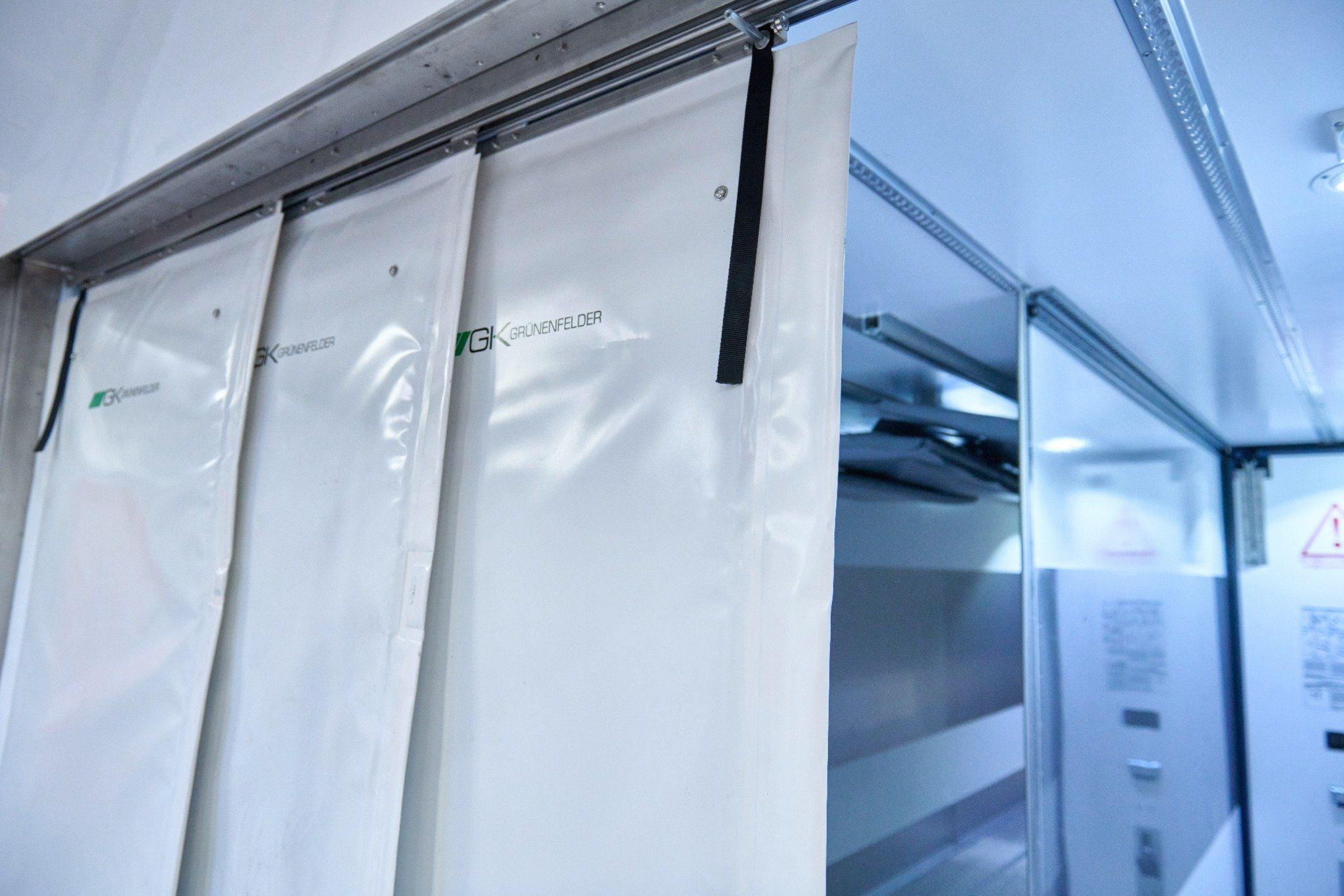 Am Heck sorgt ein starrer, fest verbauter Kältevorhang für optimale Temperaturstabilität.