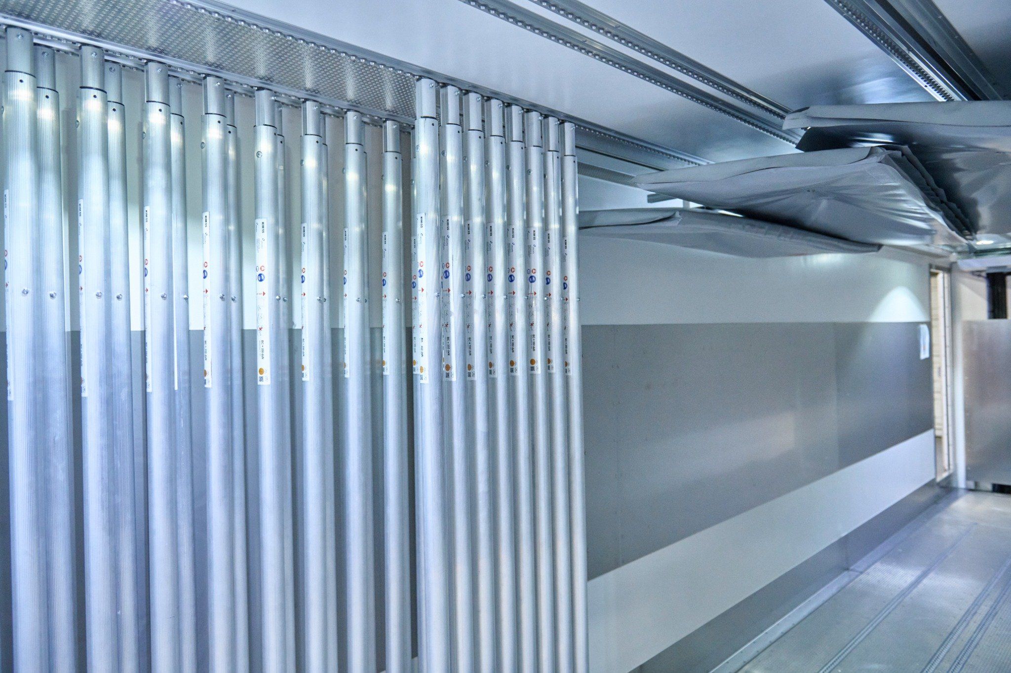 Für eine optimale Ladungssicherung kommen Rundsperrstangen in Kombination mit versenkten Airline-Schienen zum Einsatz. Diese bieten maximale Flexibilität und ermöglichen eine sichere und vorschriftsgemässe Fixierung der Ladung.