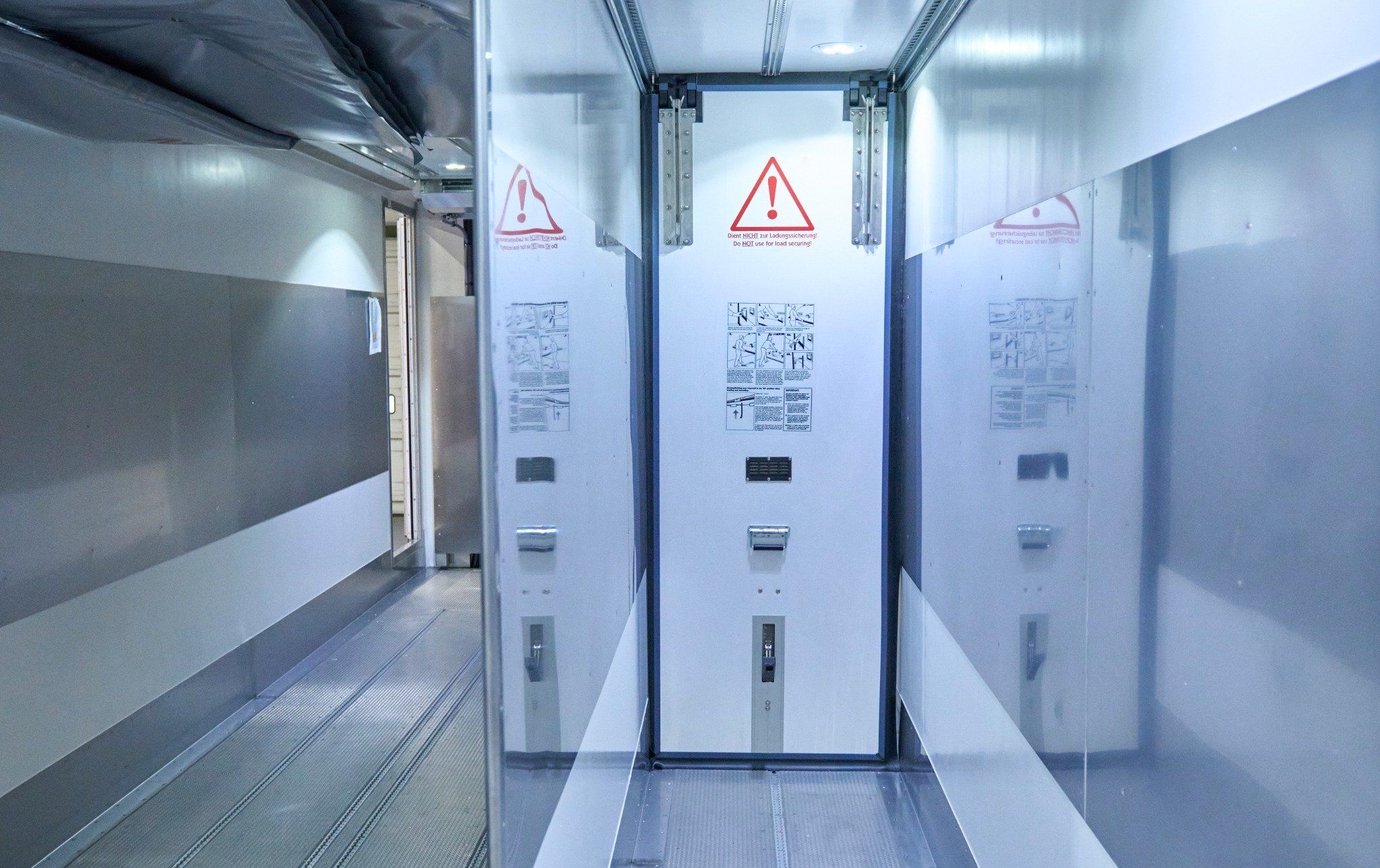 Ergänzt wir dies durch eine thermoisolierende Sandwich-Trennwand. Die Trennwand lässt sich hochklappen und stufenlos nach hinten und vorne verschieben. 
