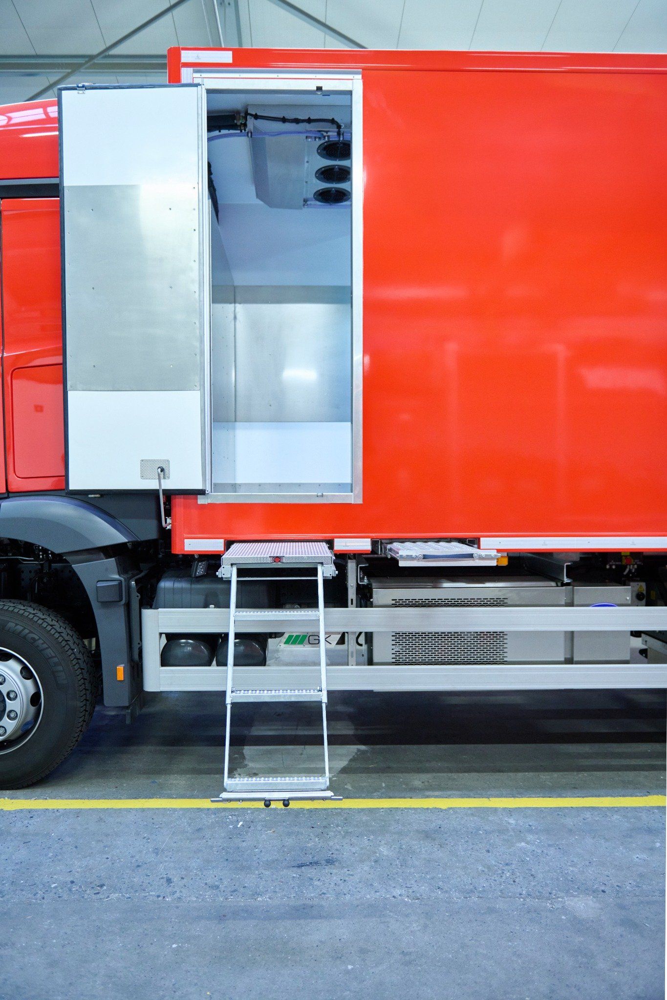 Eine seitliche Tür ermöglicht die schnelle und einfache Entladung von Kleinmengen. Für zusätzlichen Komfort befindet sich unter der Tür eine ausziehbare Aufstiegstreppe. 