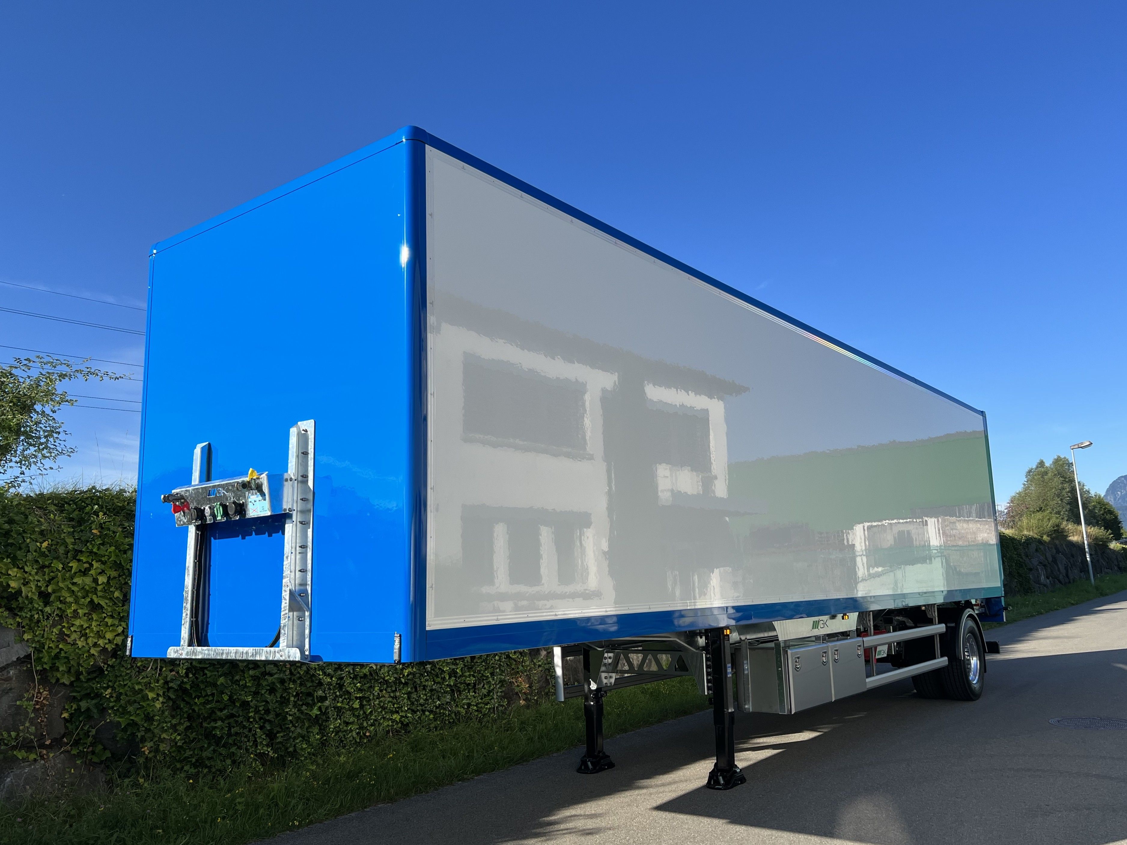 Sauber unterwegs – Transportlösungen für die Riwax-Chemie AG