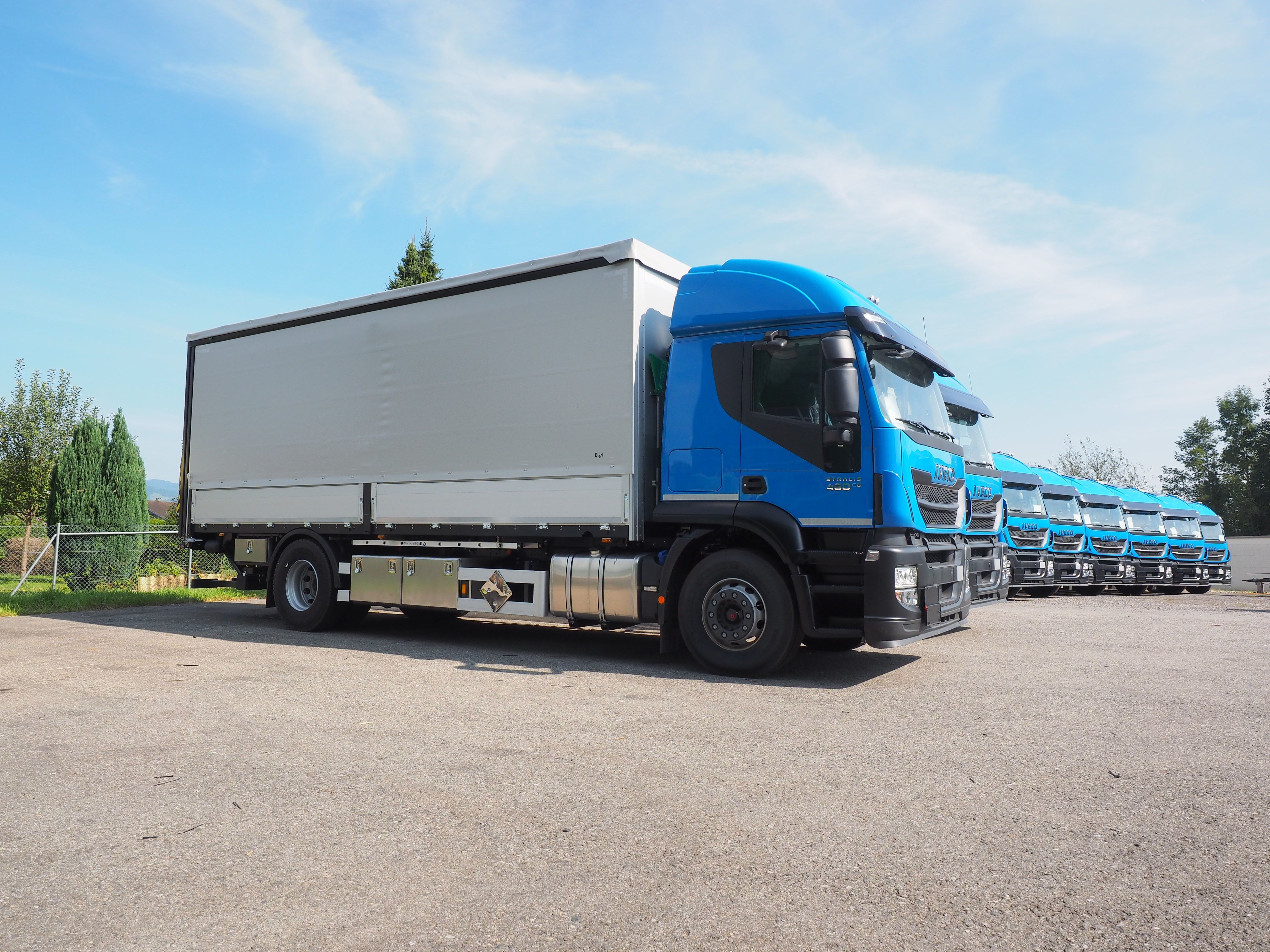 Ladebrücken mit Schiebeverdeck und Hebebühne