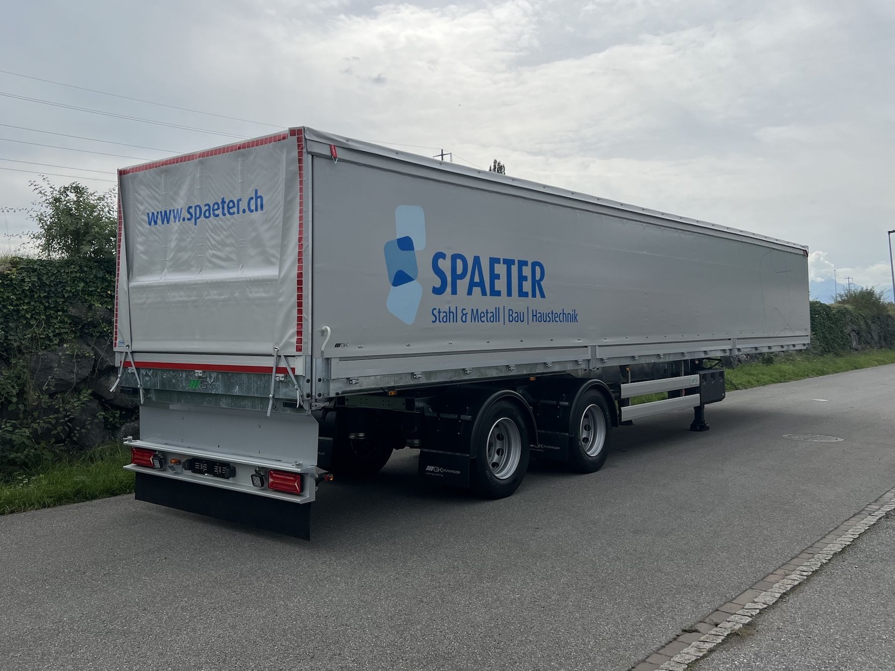 Zuverlässig im Einsatz: Massgeschneiderter 2-Achs-Sattelanhänger für Spaeter AG