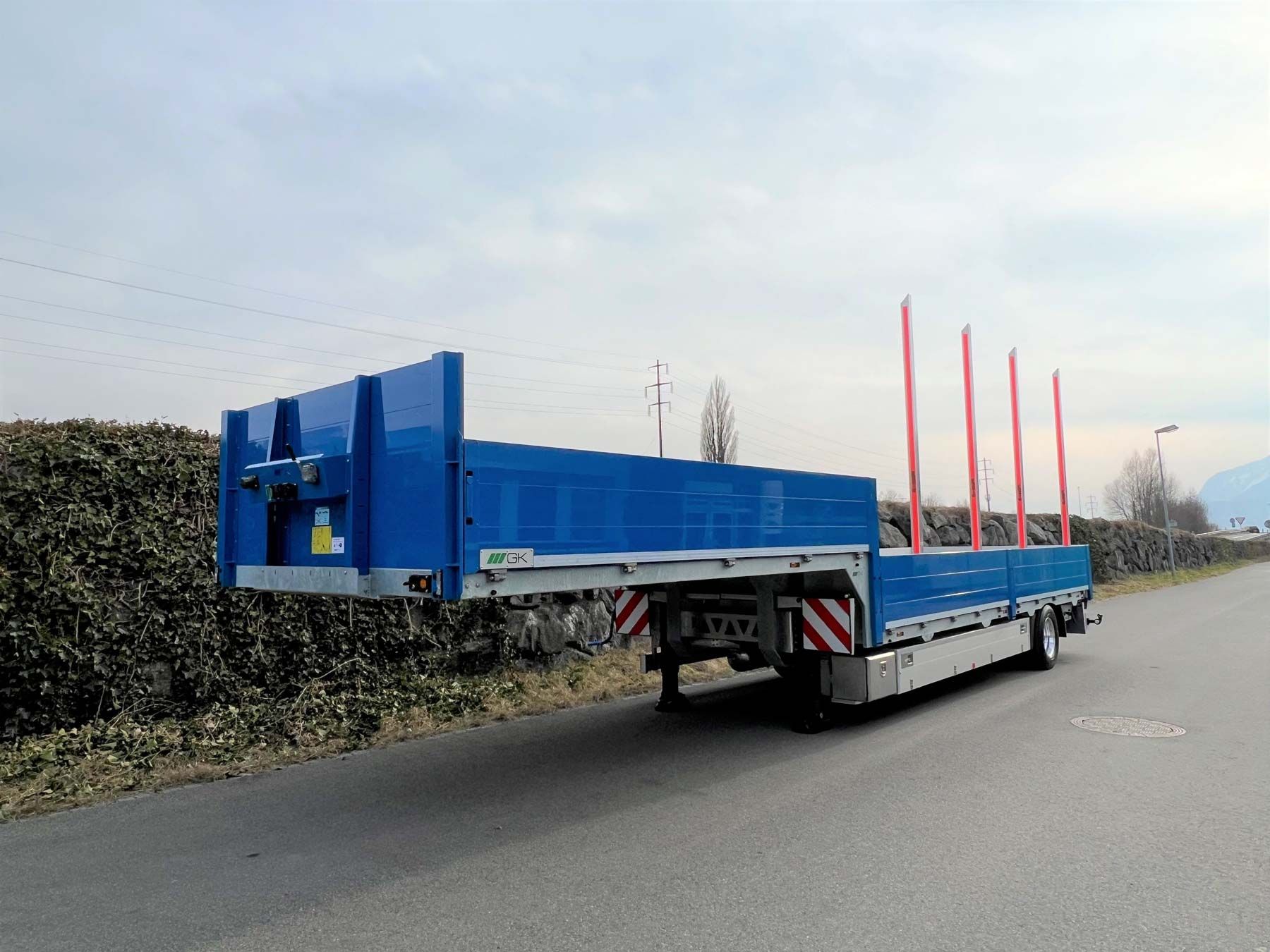 Gekröpfter Plateau-Sattelanhänger mit Seitenladen