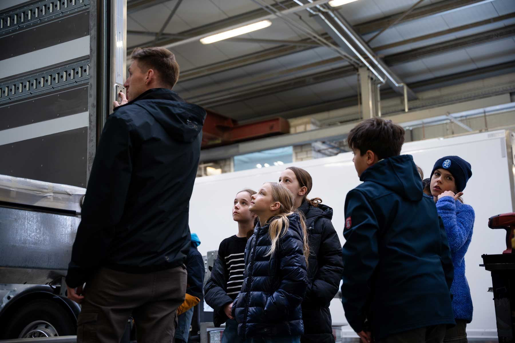 Technik hautnah erleben – Schulklasse besucht GK Grünenfelder AG