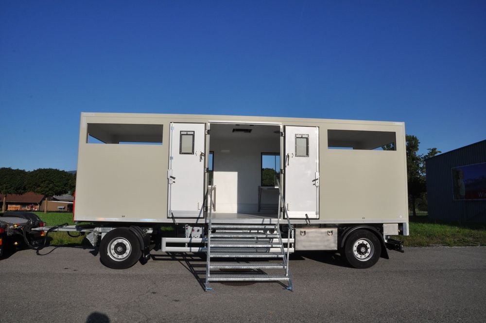 Turntable trailer with box body