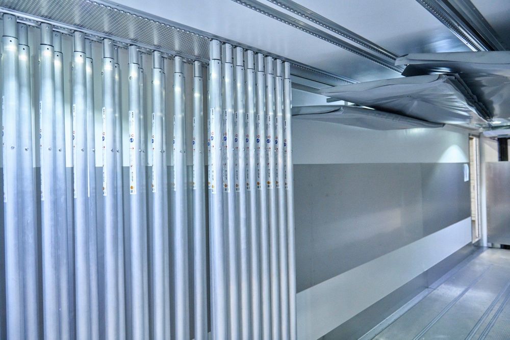Für eine optimale Ladungssicherung kommen Rundsperrstangen in Kombination mit versenkten Airline-Schienen zum Einsatz. Diese bieten maximale Flexibilität und ermöglichen eine sichere und vorschriftsgemässe Fixierung der Ladung.