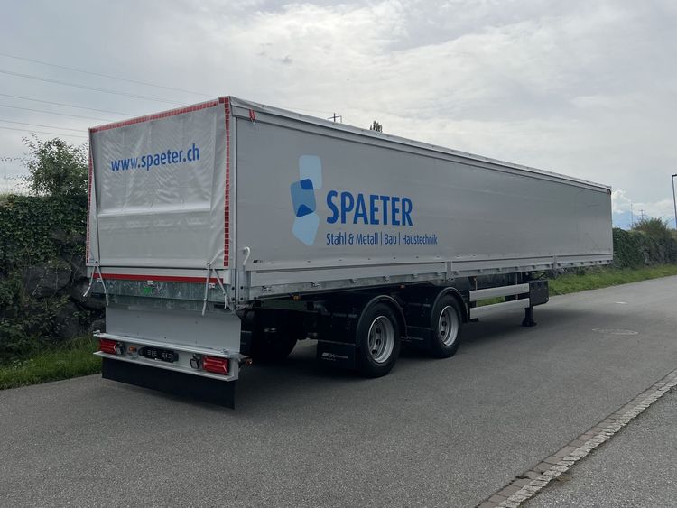 Zuverlässig im Einsatz: Massgeschneiderter 2-Achs-Sattelanhänger für Spaeter AG